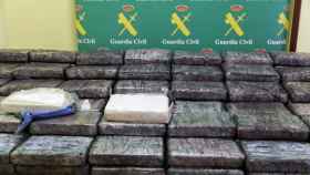 Los Guardia Civil ha mostrado los 500 kilos de cocaína incautados.