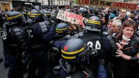 Manifestantes en París contra Macron.