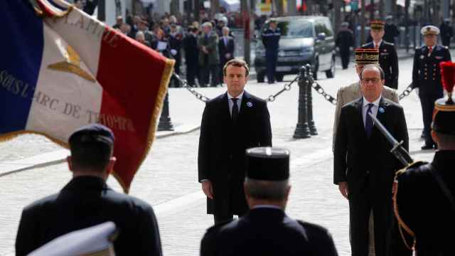 Emmanuel Macron y François Hollande, en el homenaje por el Día de la Victoria.