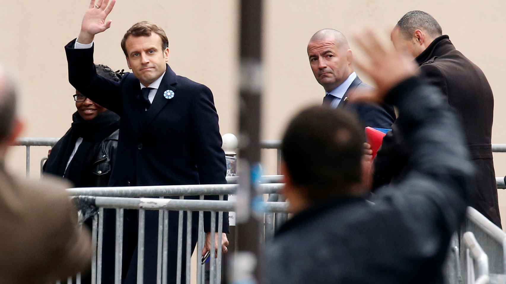 Macron llegando este lunes a las oficinas de su partido en París