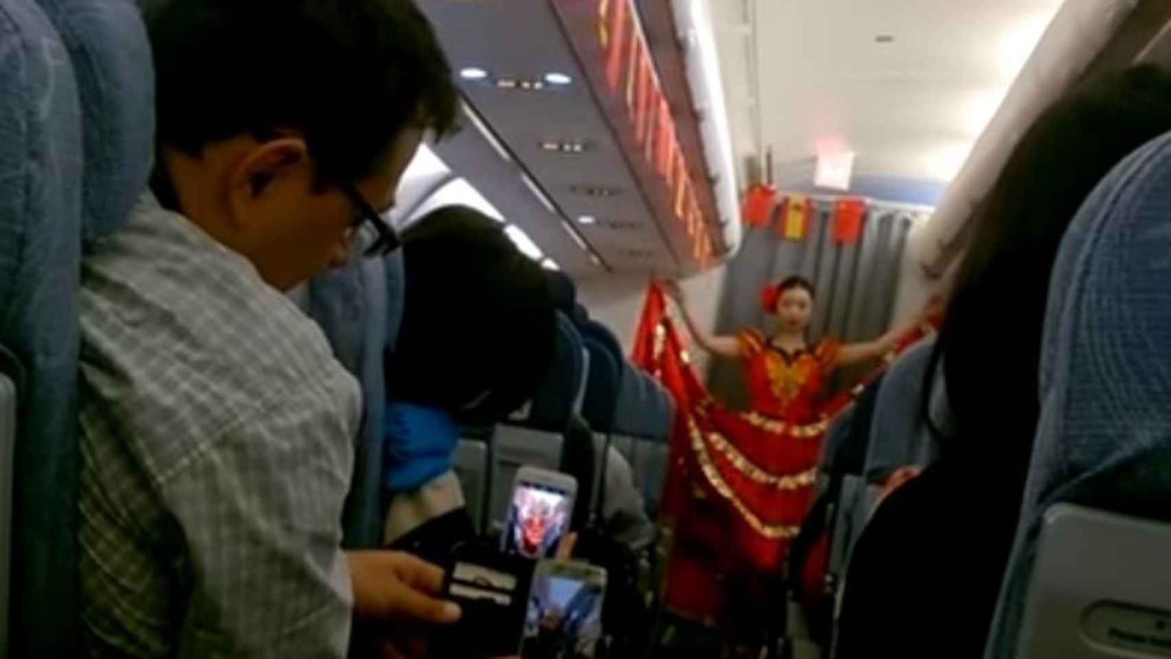 Una azafata de Air China bailando durante el primer vuelo Shangai-Barcelona.