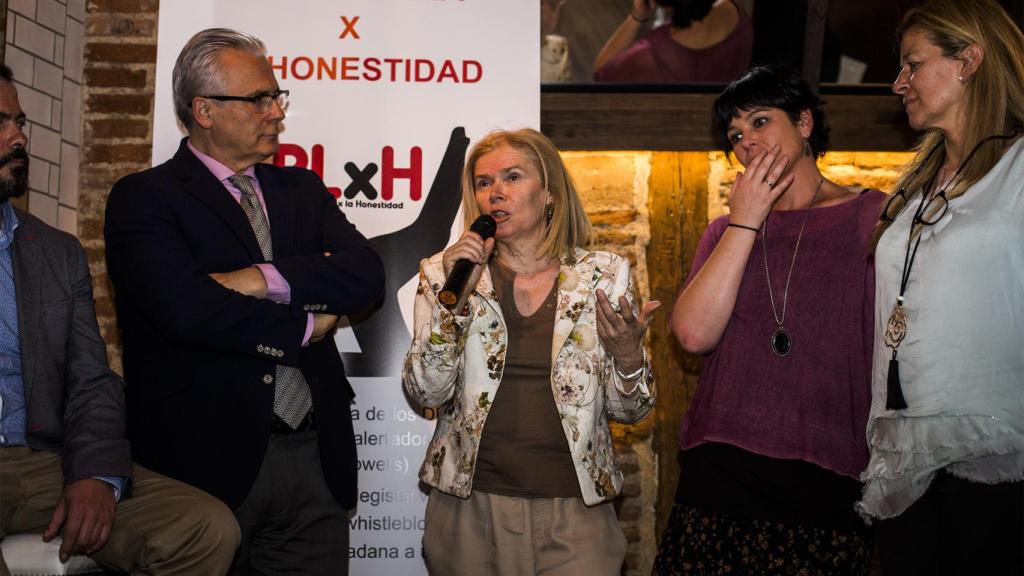 Elisa de la Nuez, durante su intervención (a su dcha: Azahara Peralta y Ana Garrido).