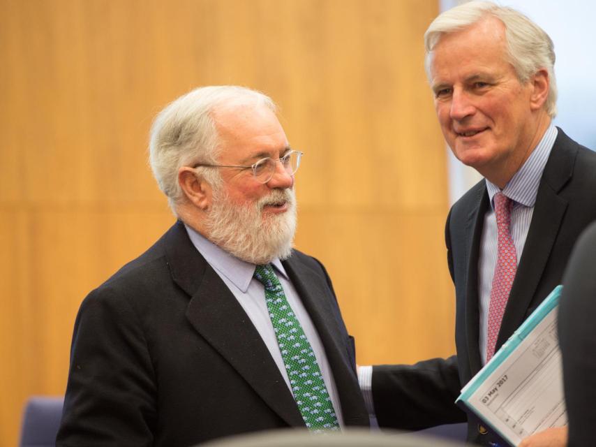 Barnier conversa con el comisario de Energía, Miguel Arias Cañete