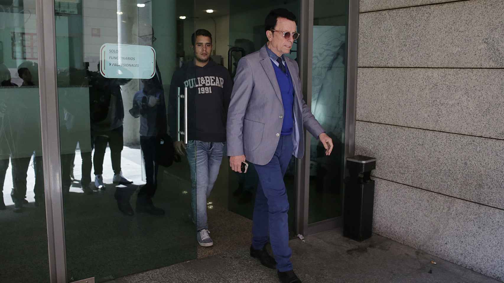 José Ortega Cano y José Fernando saliendo de declarar de un juicio.