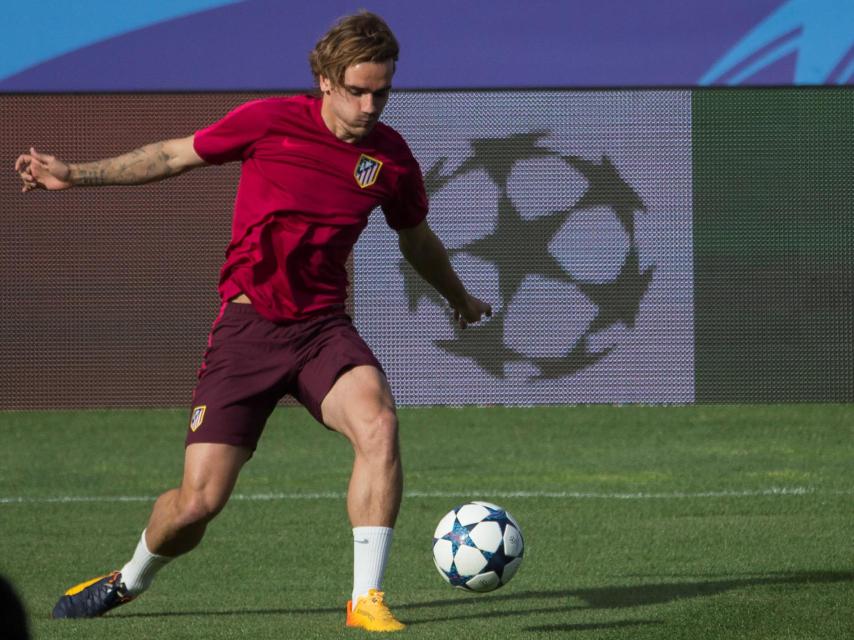 Griezmann entrena antes del partido de Champions contra el Madrid.