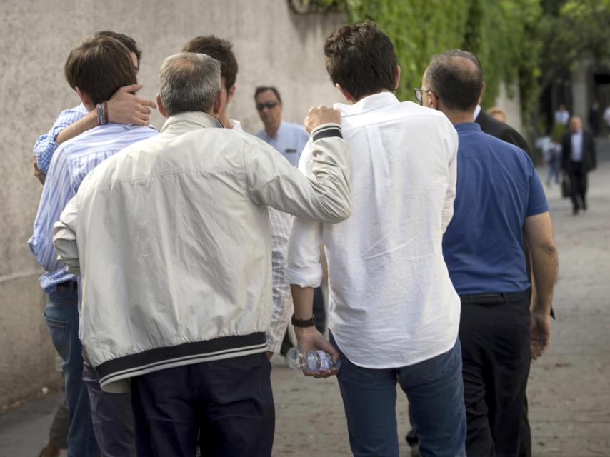 Familiares y amigos de los dos menores de 17 años que fallecieron al caer por el hueco del ascensor en Madrid.