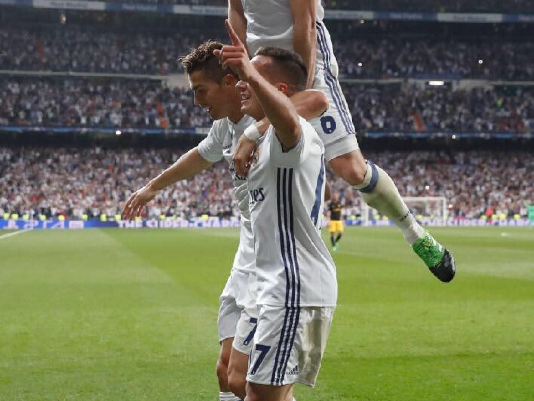 Nacho celebra con Cristiano y Lucas Vázquez un gol.