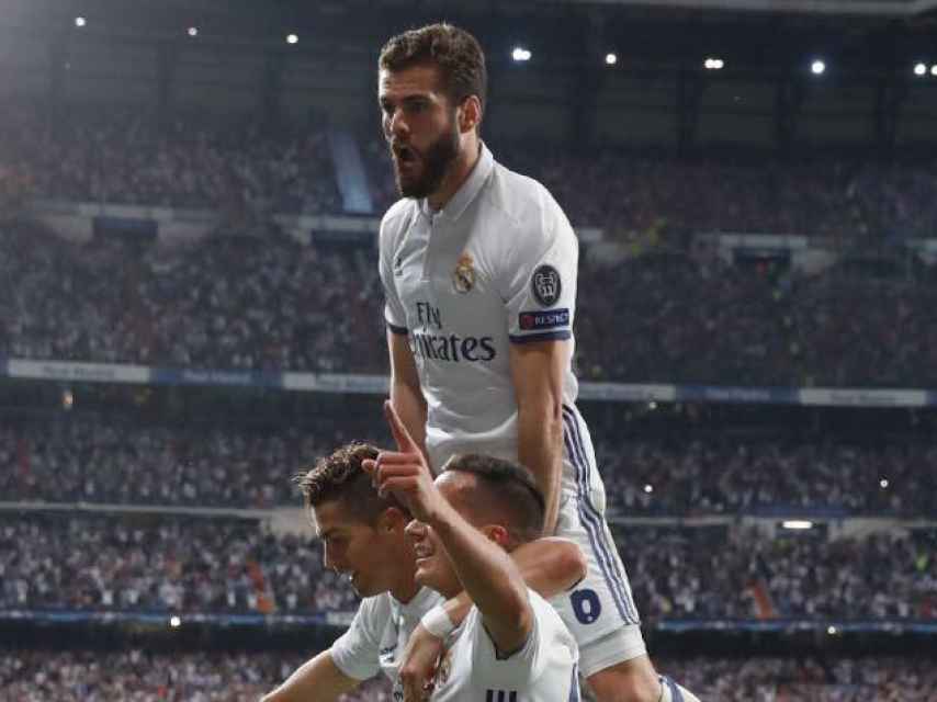 Nacho celebra con Cristiano y Lucas Vázquez un gol.