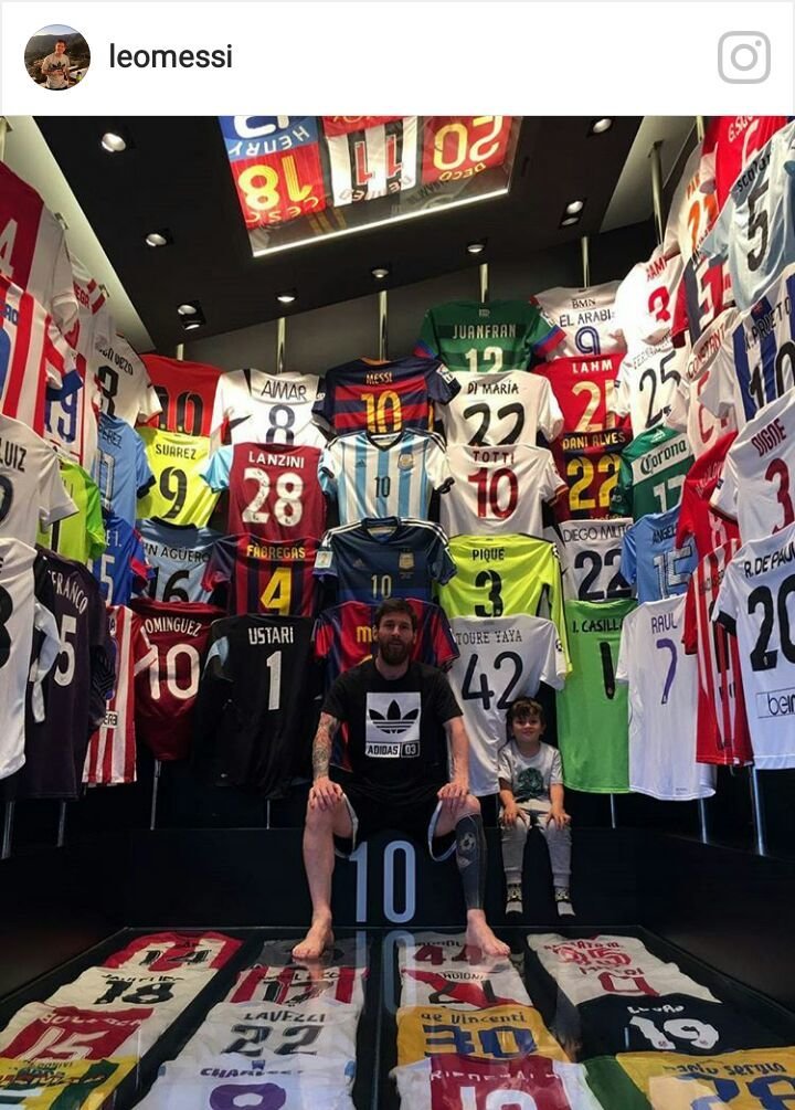 Messi posa con su colección de camisetas. Foto: Instagram (@leomessi)