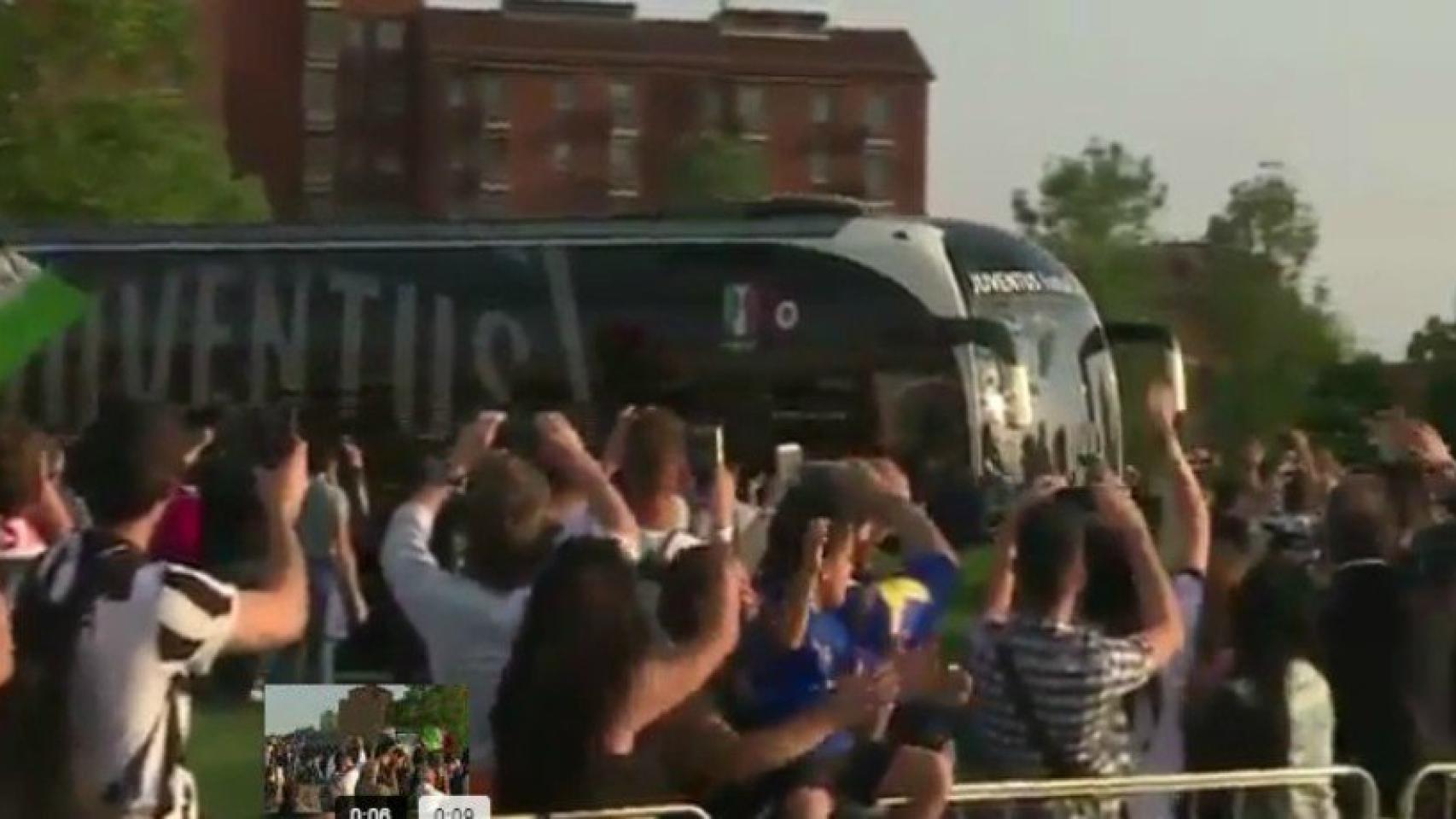 Recibimiento de la afición de la Juventus al equipo