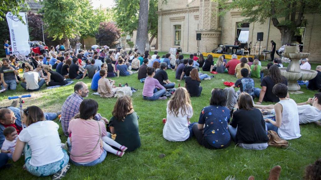 Universitarios disfrutan de un concierto en el campus de la UCLM en Toledo.