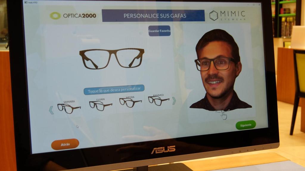 Un cliente elige y se prueba de forma virtual diferentes modelos.