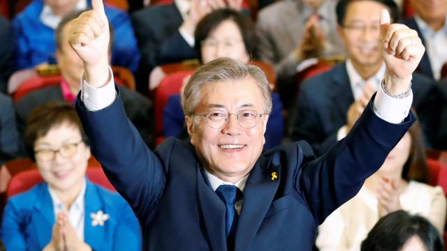 Moon Jae-in al conocer los resultados de los sondeos