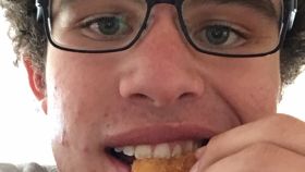 Carter Wilkerson comiéndose uno de sus amados nuggets de pollo.