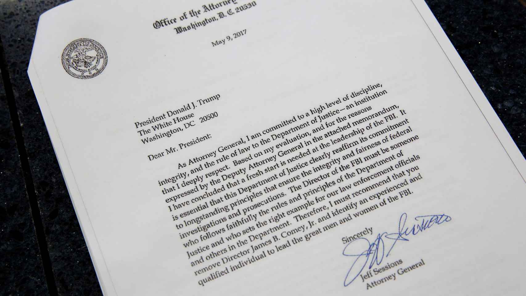 La carta que recoge la recomendación del Fiscal General de despedir al director del FBI.
