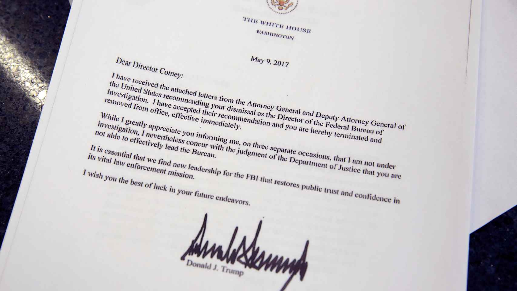 La carta en la que Trump despide al director del FBI, James Comey.