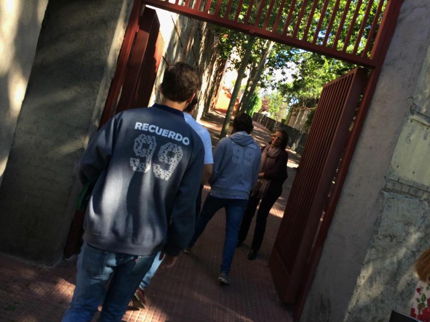 Alumnos del Recuerdo con la sudadera del colegio y su año de nacimiento.