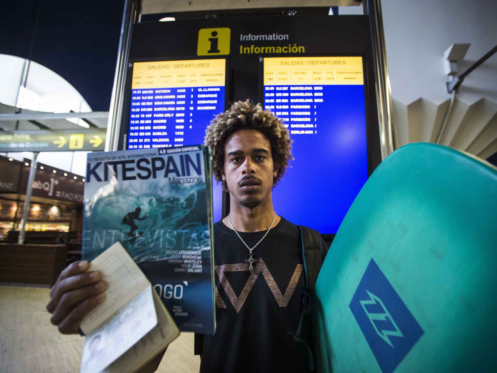 El caboverdiano posa con su pasaporte y la revista con la siempre viaja.