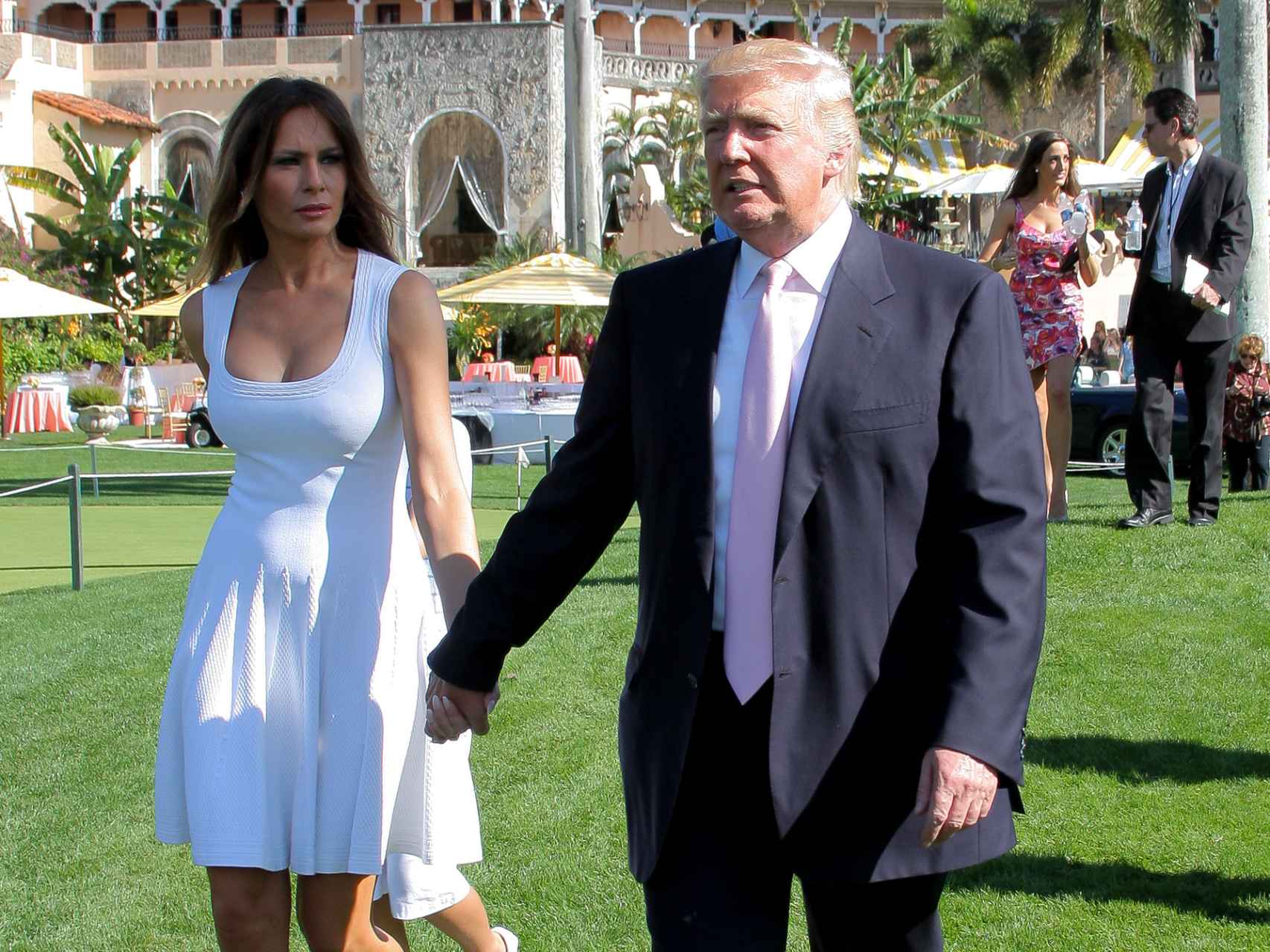 Melania Trump y su marido, frente a otra de sus mansiones de Florida.