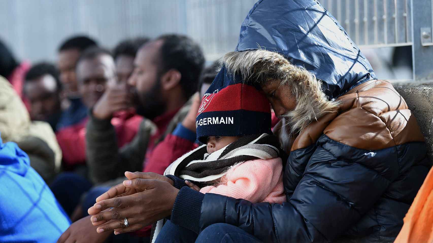 Un grupo de inmigrantes espera a un barco en el puerto de Lampedusa en una imagen del verano de 2015.