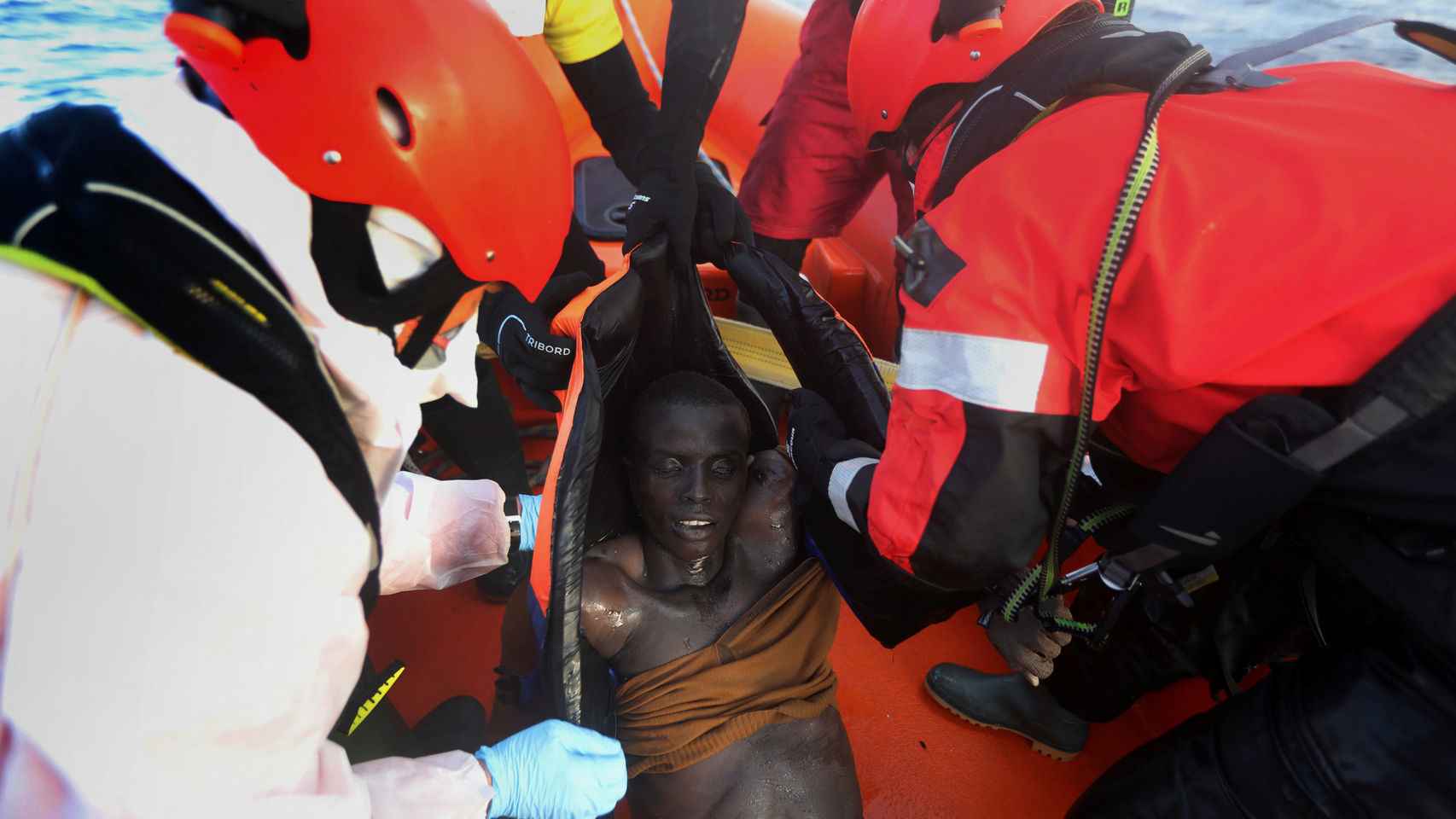 Uno de los cadáveres rescatados del agua por la ONG española Proactiva Open Arms.
