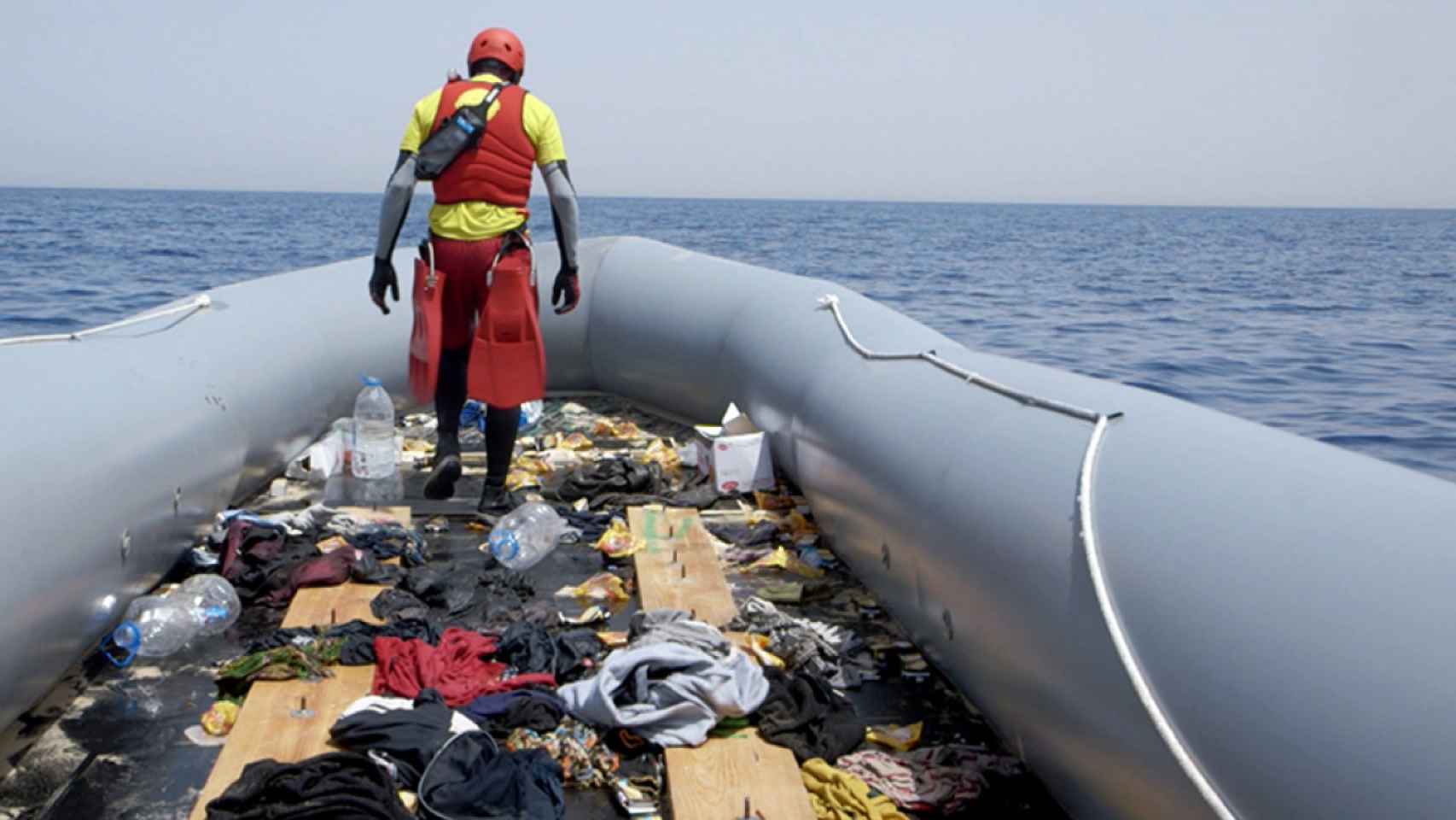 Un voluntario en una de las barcas de goma donde llegan los refugiados.