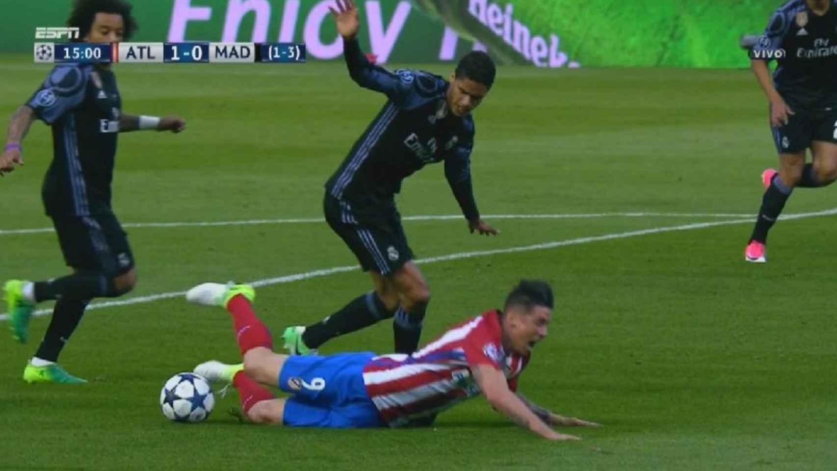 Fernando Torres, por los suelos tras el contacto de Varane.