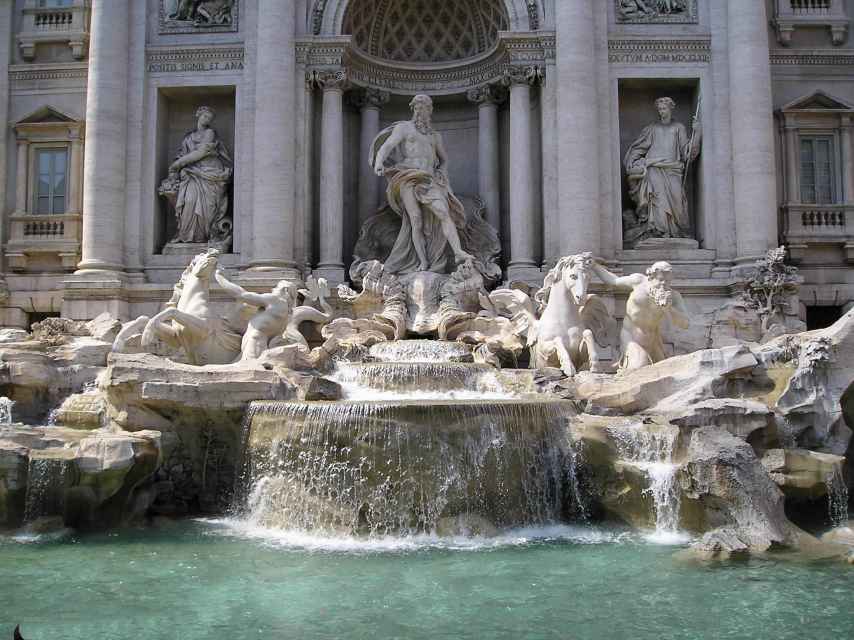Roma estudia que los turistas no se detengan ante la Fontana de Trevi.