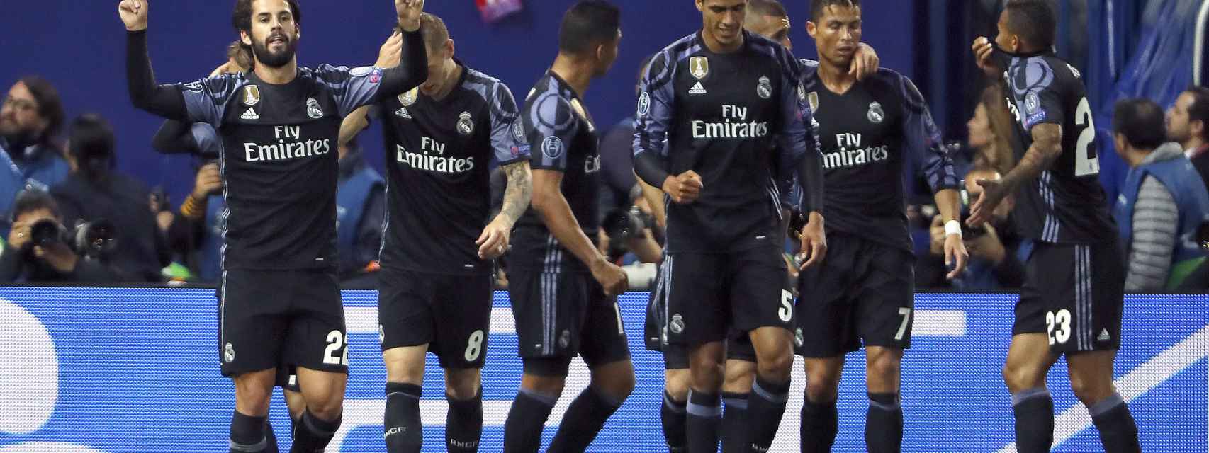 Los jugadores del Real Madrid celebran el 2-1.