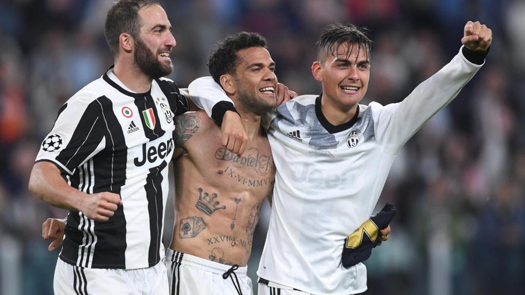 Alves celebra el pase junto a Higuaín y Dybala.