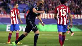 Benzema celebra el gol del Madrid en el Calderón