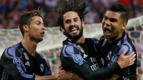 Cristiano y Casemiro celebrando el gol con Isco