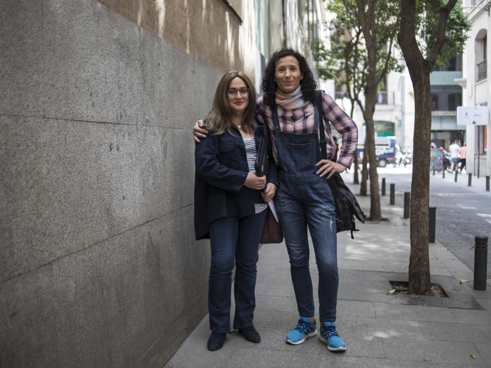 Lola y Carmen, a unos metros de la consejería de Sanidad.