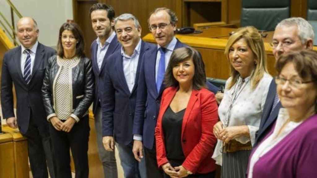 Alfonso Alonso y Nerea Sánchez con el resto de parlamentarios vascos