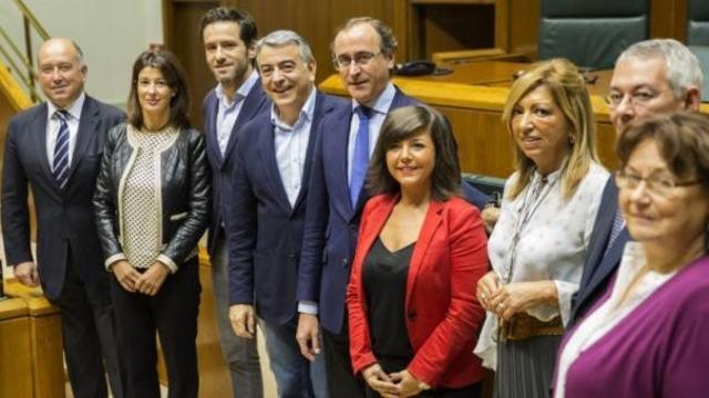 Alfonso Alonso y Nerea Sánchez con el resto de parlamentarios vascos