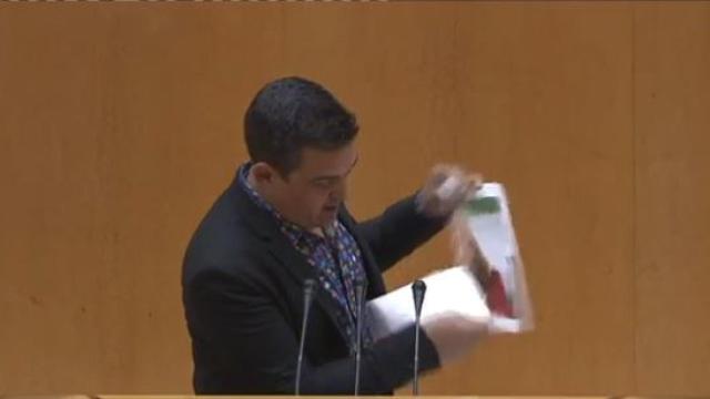 Carles Mulet rompe una foto de Susana Díaz en el Senado.