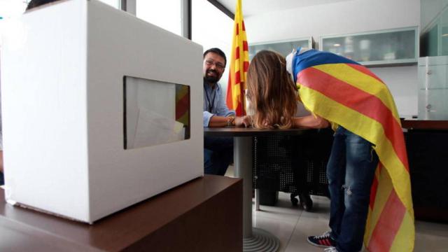 Una joven vota en la consulta independentista del 9 de noviembre de 2014.