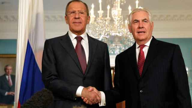 Tillerson y Lavrov se saludan antes de su reunión