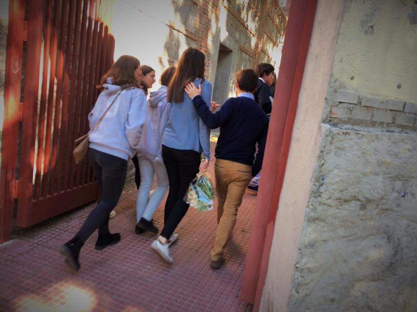 Alumnos del colegio de Nuestra Señora del Recuerdo asisten este miércoles al centro.