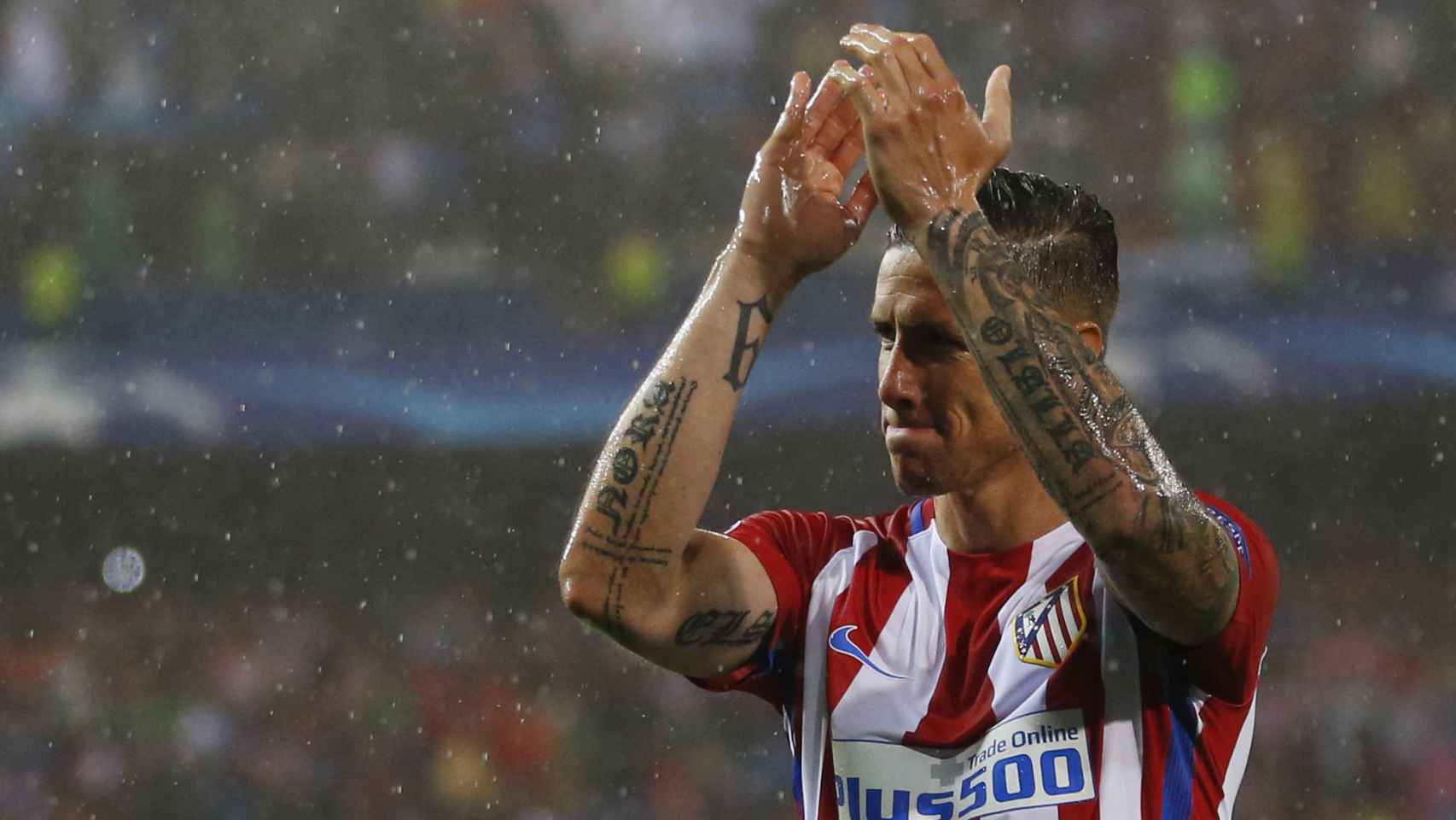 Fernando Torres aplaude a la afición tras el partido.