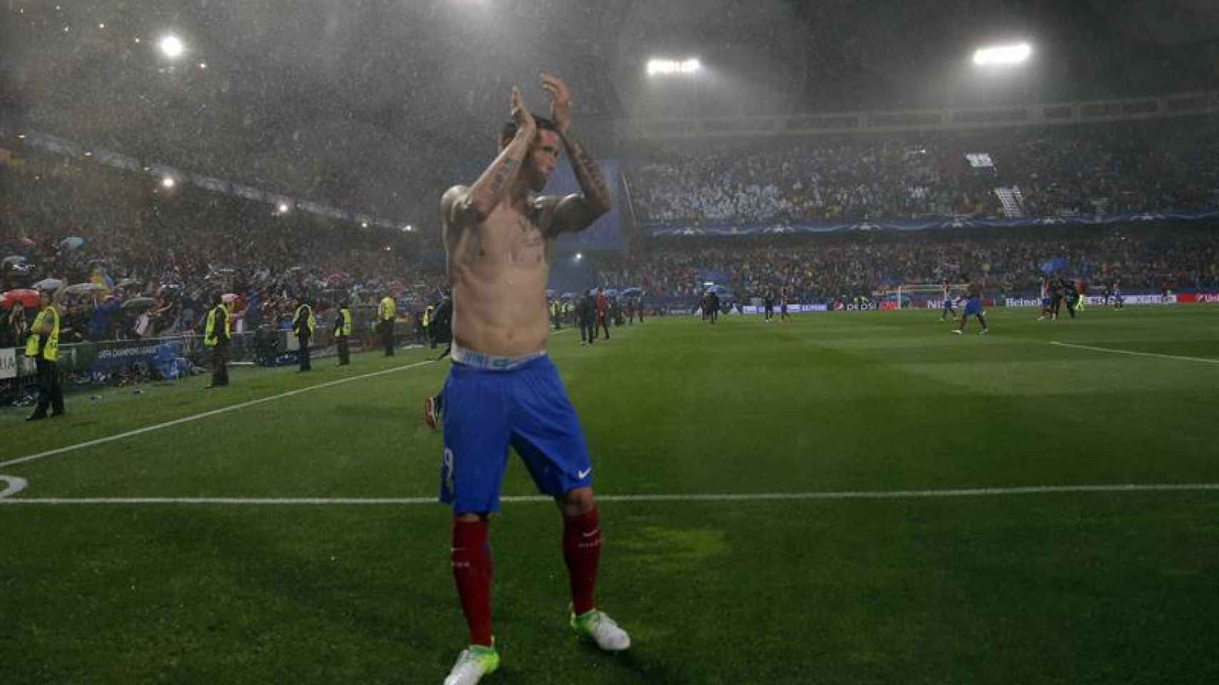 Fernando Torres saluda a la afición tras el partido.
