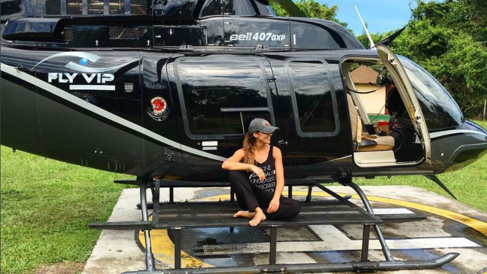 Lara Álvarez posa delante de un helicóptero en su Instagram.