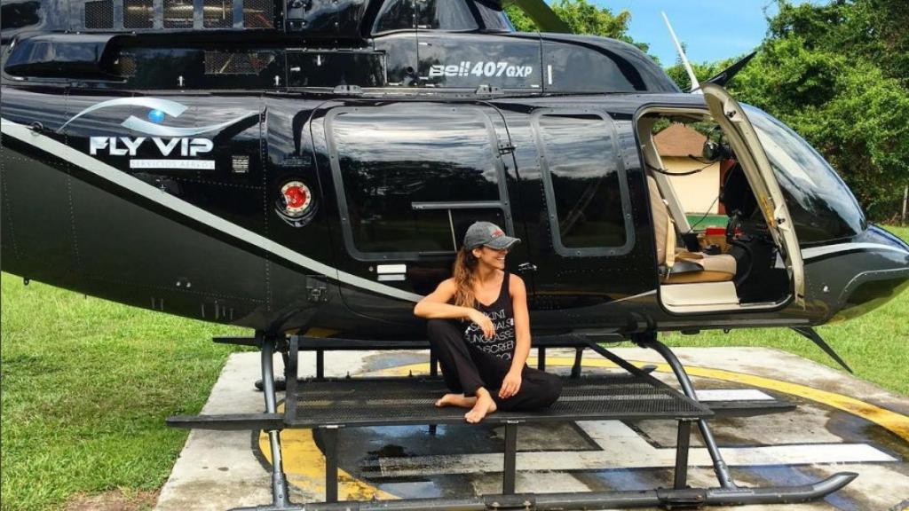 Lara Álvarez posa delante de un helicóptero en su Instagram.