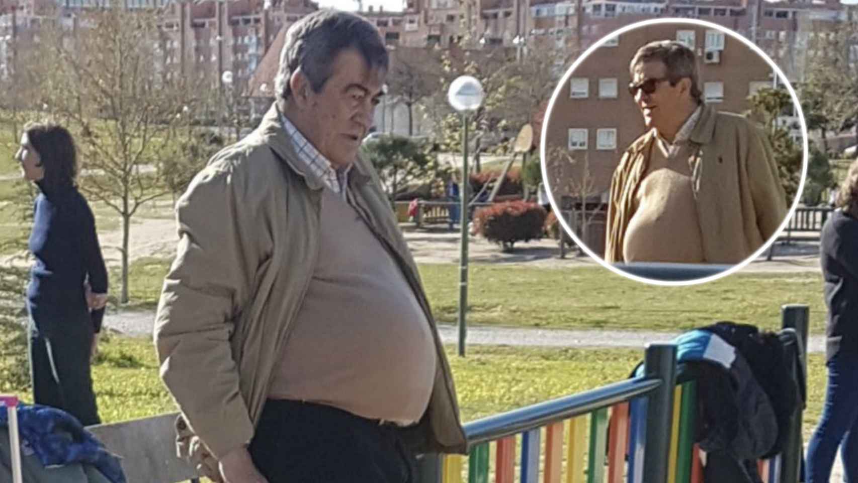 El exministro en un parque de Madrid.