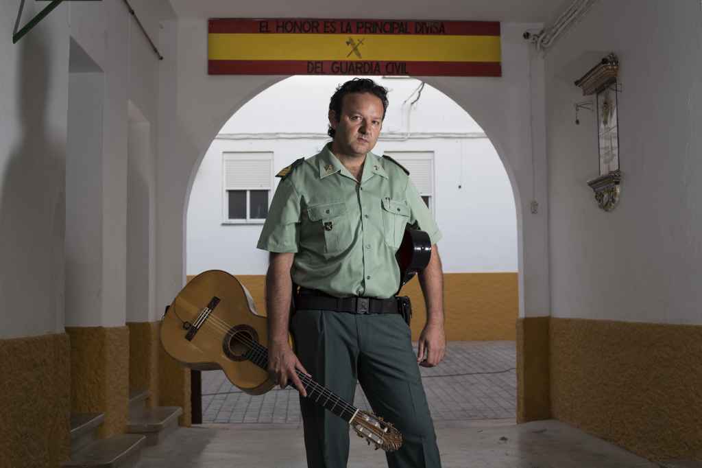 José Delgado, comandante del puesto de la Guardia Civil de Morón de la Frontera, y conocido como el Pico de Morón, con su guitarra en la casa cuartel.