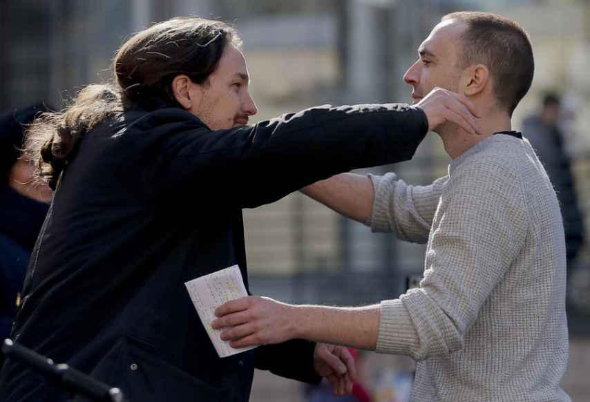 Pablo Iglesias y Luis Alegre se funden en un abrazo.