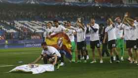 Los jugadores del Real Madrid celebran el pase con su afición.
