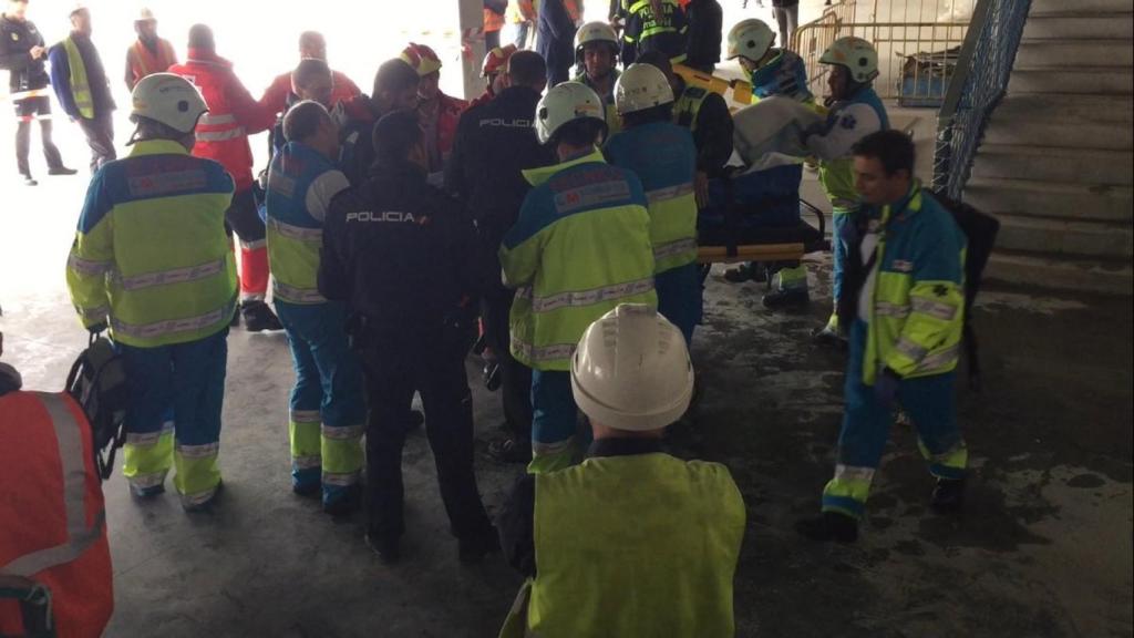 Los sanitarios atendiendo al herido tras el accidente.