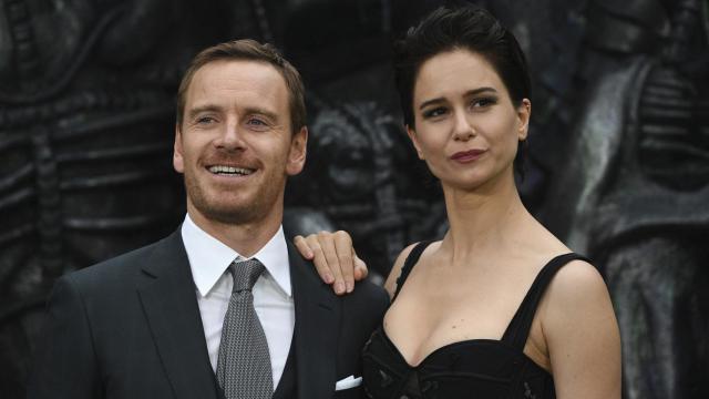 Michael Fassbender y la actriz estadoundiense Katherine Waterston.