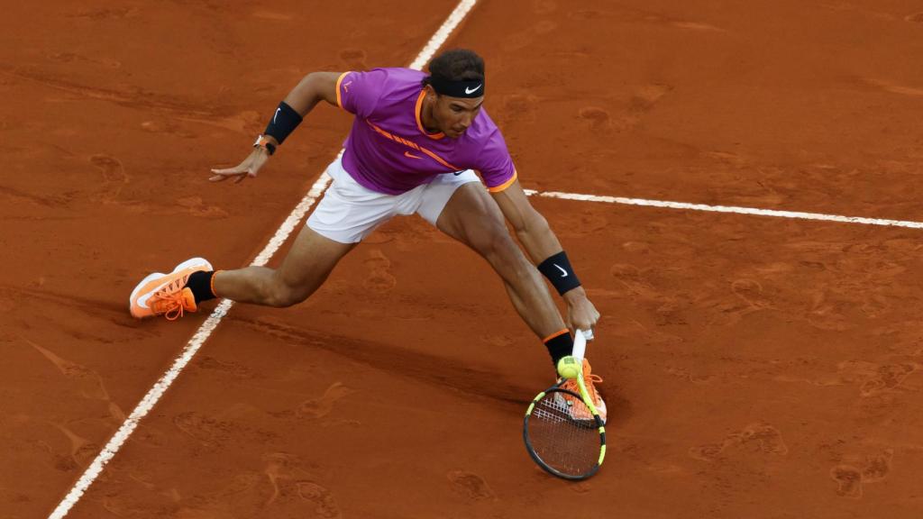 Nadal, devolviendo una bola ante Kyrgios en Madrid.